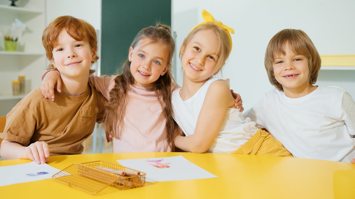 Lächelnde Schulkinder als Gruppenfoto — automatisch allen Mappen zugeordnet
